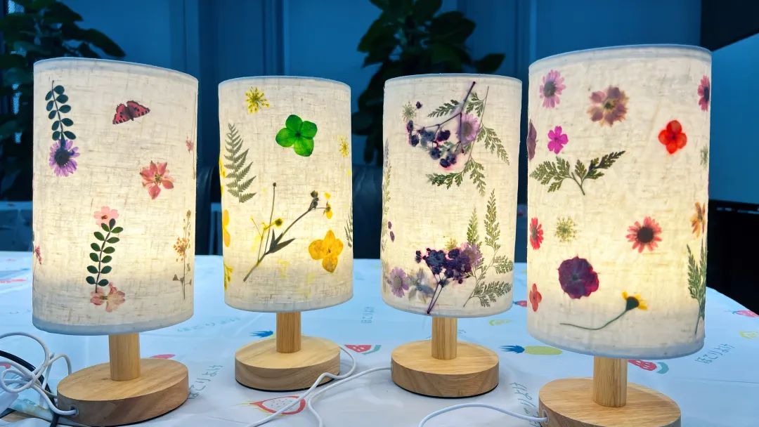 英唐集團(tuán)開展 花燈藝語 點(diǎn)亮美好 壓花臺燈制作活動